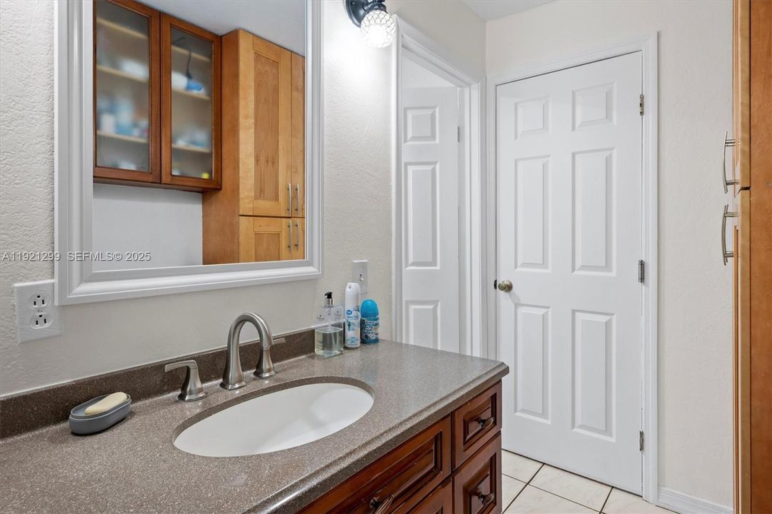 待售: $989,900 (4 贝兹, 2 浴室, 2010 平方英尺)