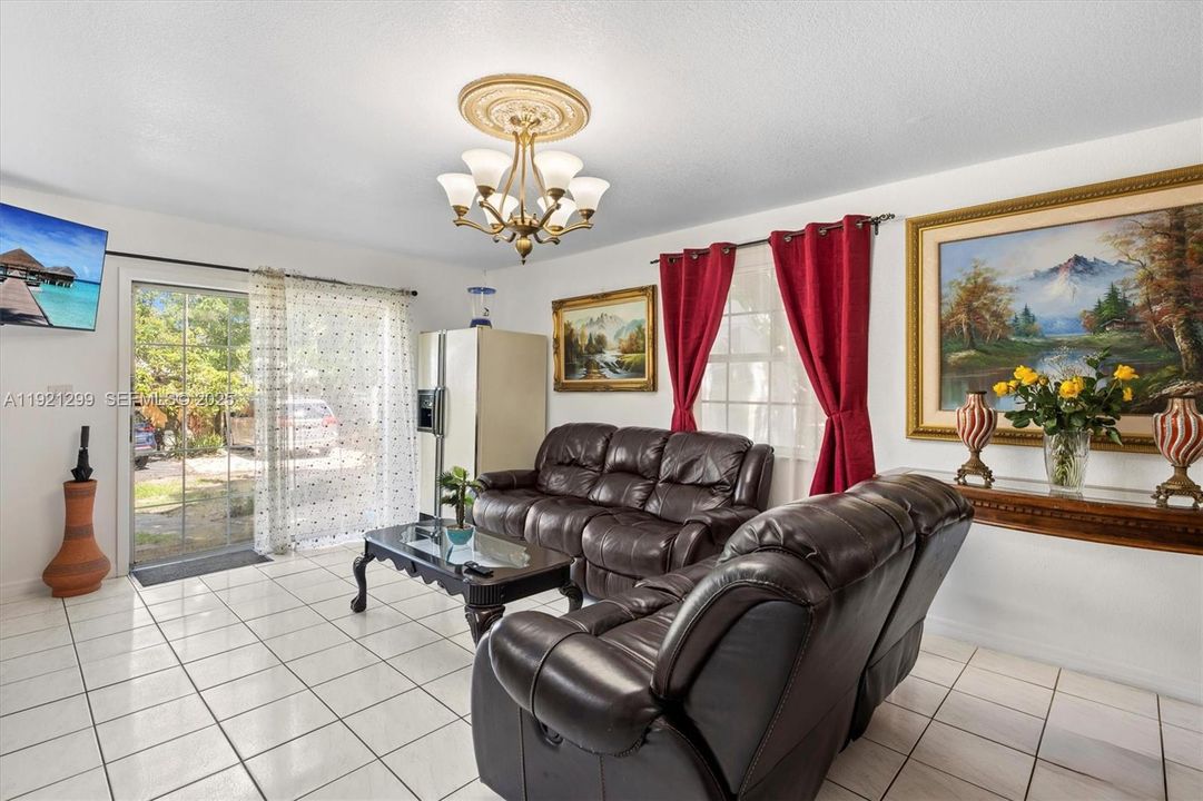 待售: $989,900 (4 贝兹, 2 浴室, 2010 平方英尺)