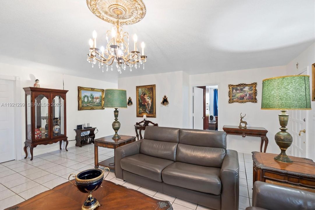 待售: $989,900 (4 贝兹, 2 浴室, 2010 平方英尺)