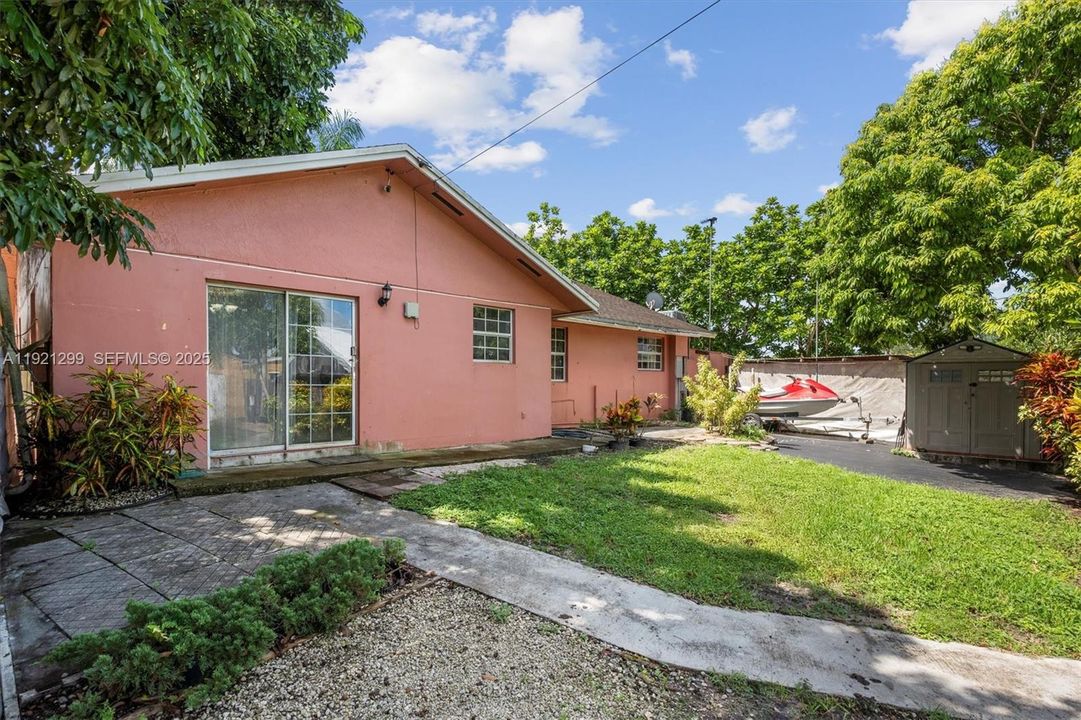 待售: $989,900 (4 贝兹, 2 浴室, 2010 平方英尺)