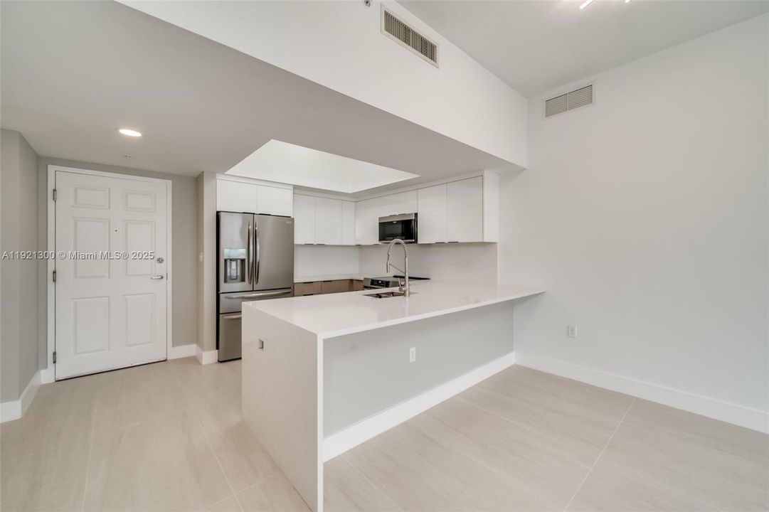 For Sale: $400,000 (2 beds, 2 baths, 1189 Square Feet)