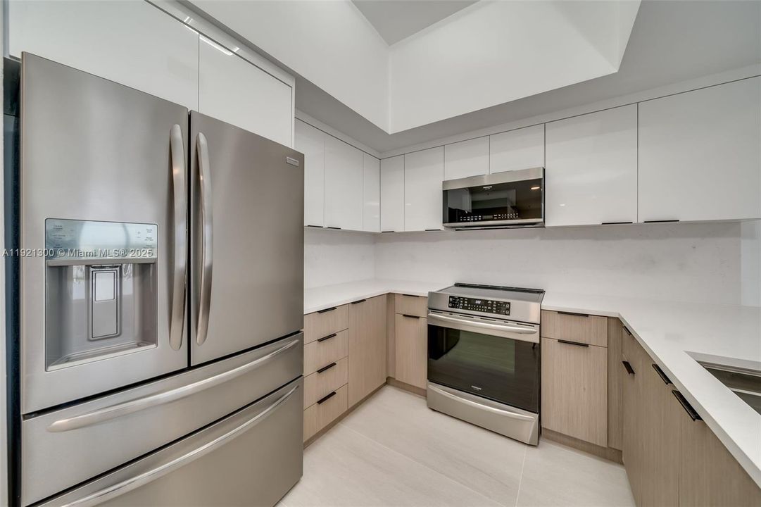 For Sale: $400,000 (2 beds, 2 baths, 1189 Square Feet)