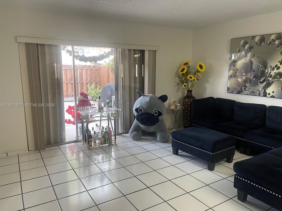 Недавно арендовано: $2,325 (2 спален, 2 ванн, 1000 Квадратных фут)