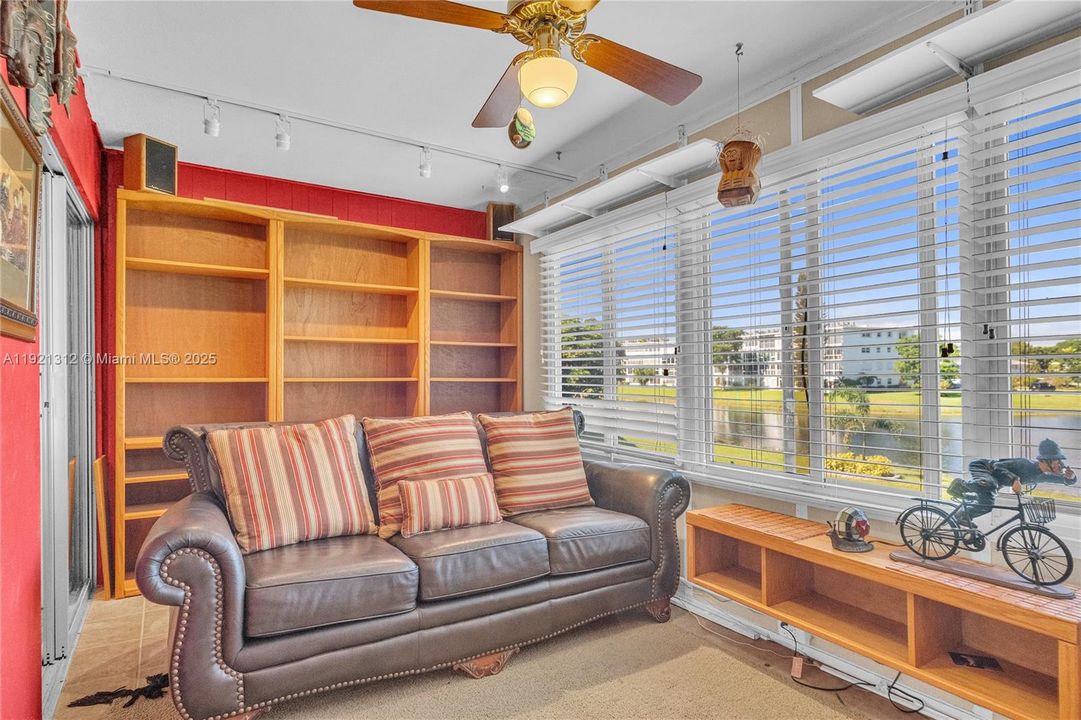 For Sale: $199,000 (2 beds, 2 baths, 983 Square Feet)