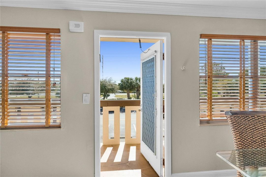 For Sale: $199,000 (2 beds, 2 baths, 983 Square Feet)