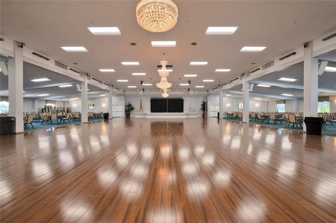 For Sale: $199,000 (2 beds, 2 baths, 983 Square Feet)