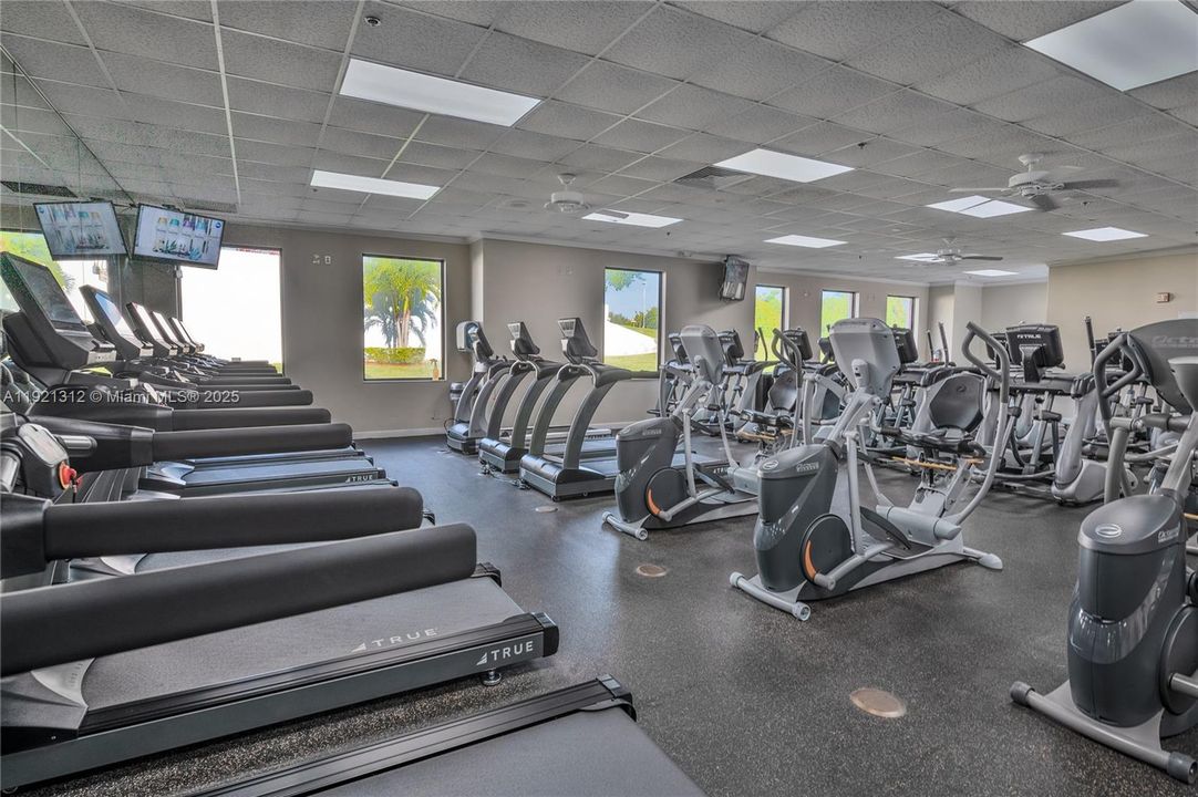 For Sale: $199,000 (2 beds, 2 baths, 983 Square Feet)