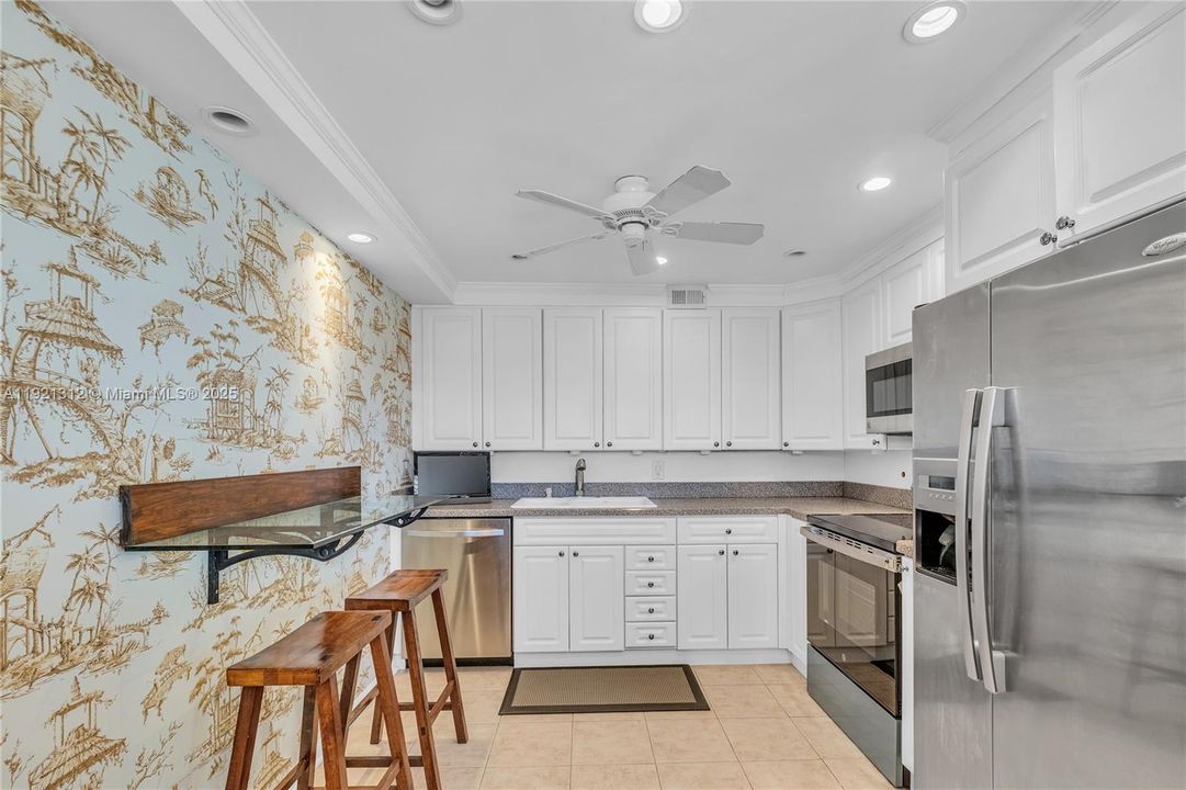 For Sale: $199,000 (2 beds, 2 baths, 983 Square Feet)