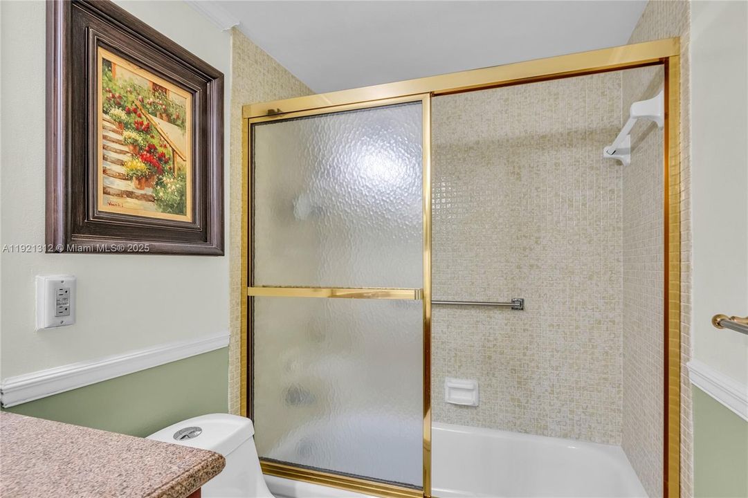 For Sale: $199,000 (2 beds, 2 baths, 983 Square Feet)