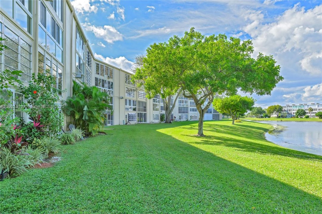 For Sale: $199,000 (2 beds, 2 baths, 983 Square Feet)