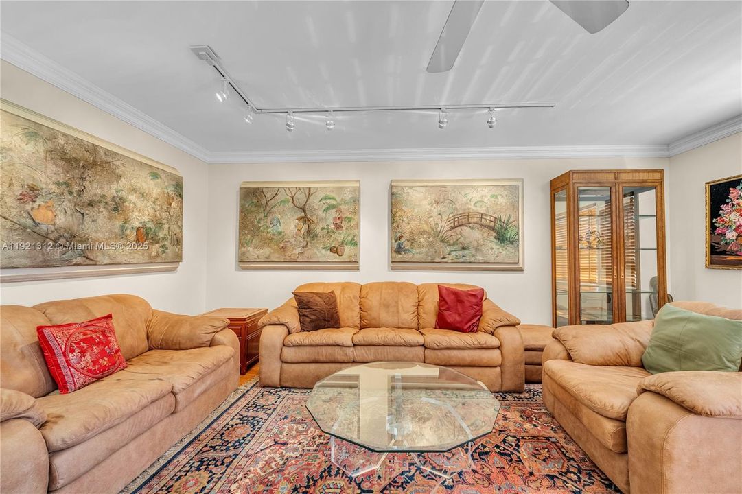 For Sale: $199,000 (2 beds, 2 baths, 983 Square Feet)