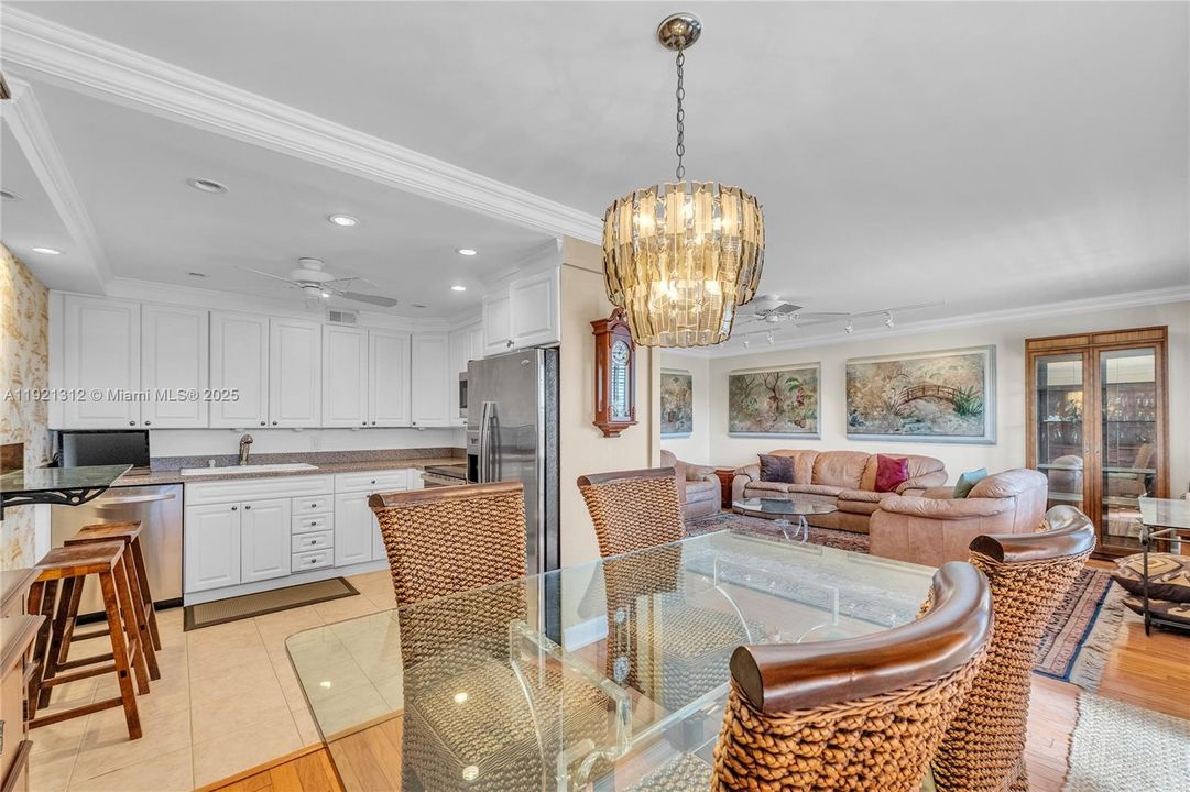 For Sale: $199,000 (2 beds, 2 baths, 983 Square Feet)