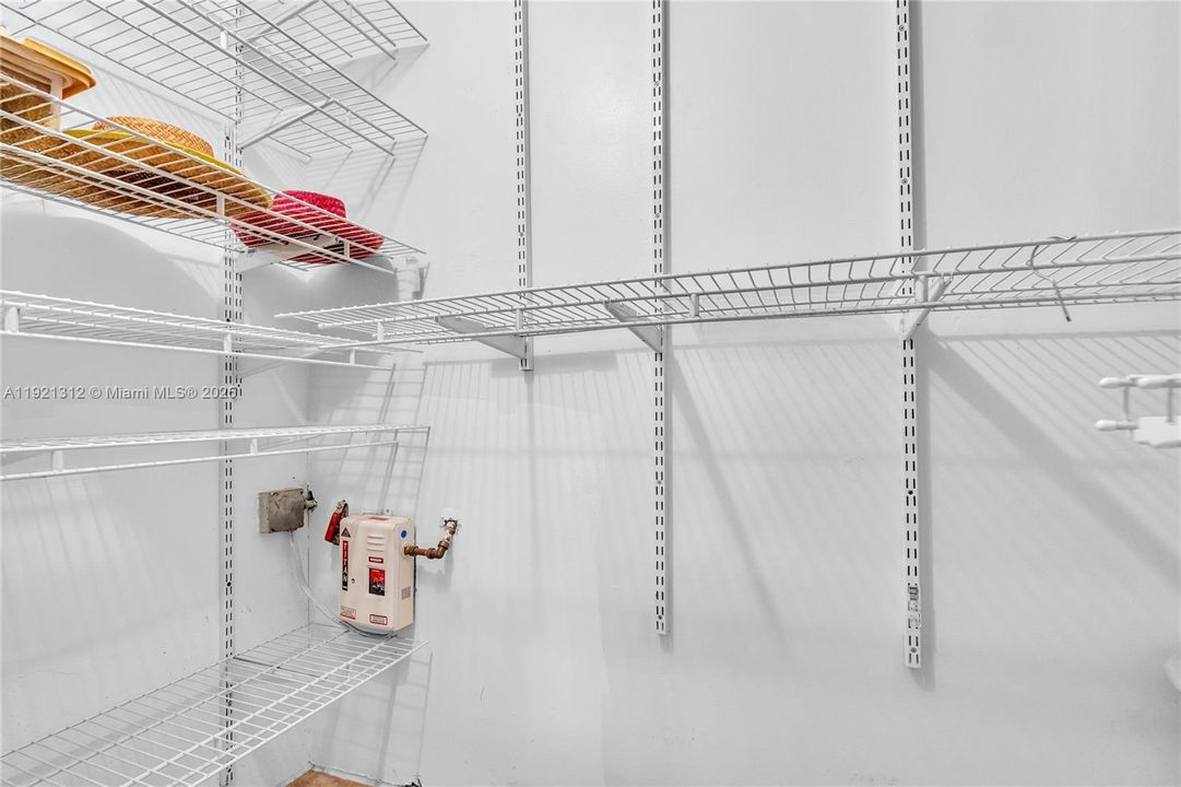 For Sale: $199,000 (2 beds, 2 baths, 983 Square Feet)