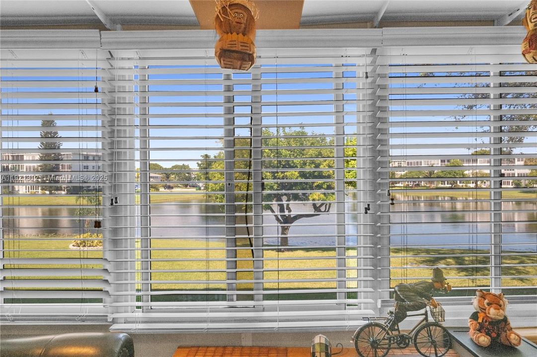 For Sale: $199,000 (2 beds, 2 baths, 983 Square Feet)