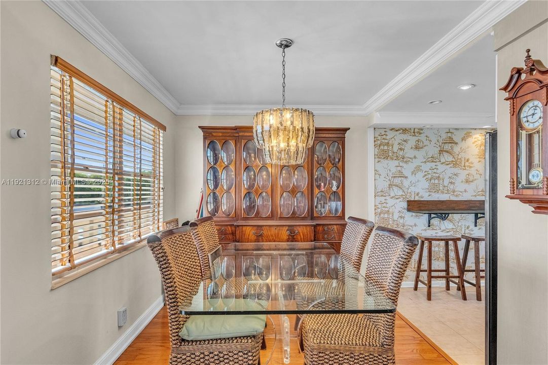 For Sale: $199,000 (2 beds, 2 baths, 983 Square Feet)