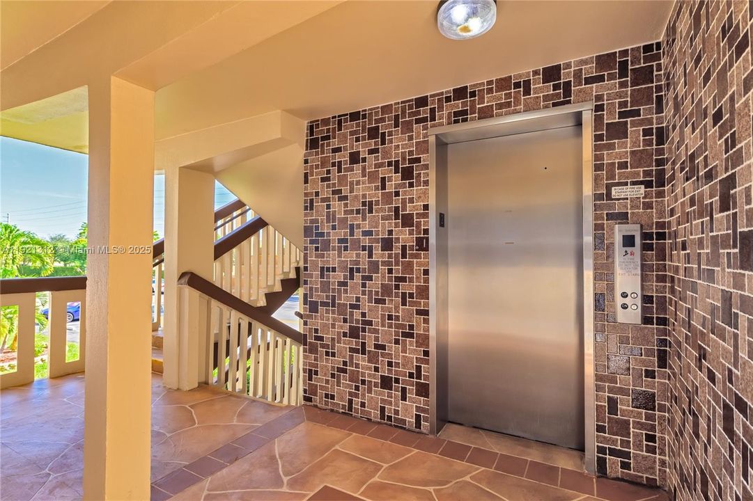 For Sale: $199,000 (2 beds, 2 baths, 983 Square Feet)