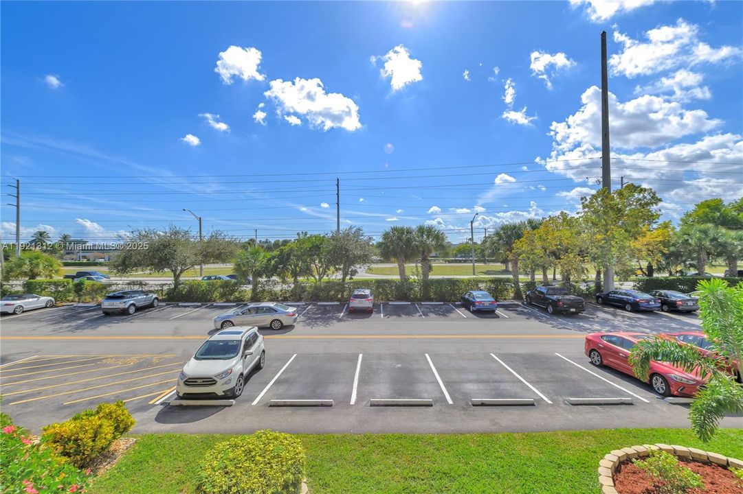 For Sale: $199,000 (2 beds, 2 baths, 983 Square Feet)