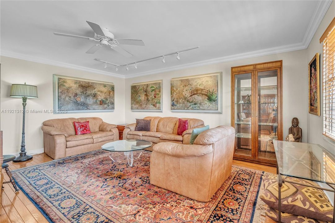 For Sale: $199,000 (2 beds, 2 baths, 983 Square Feet)