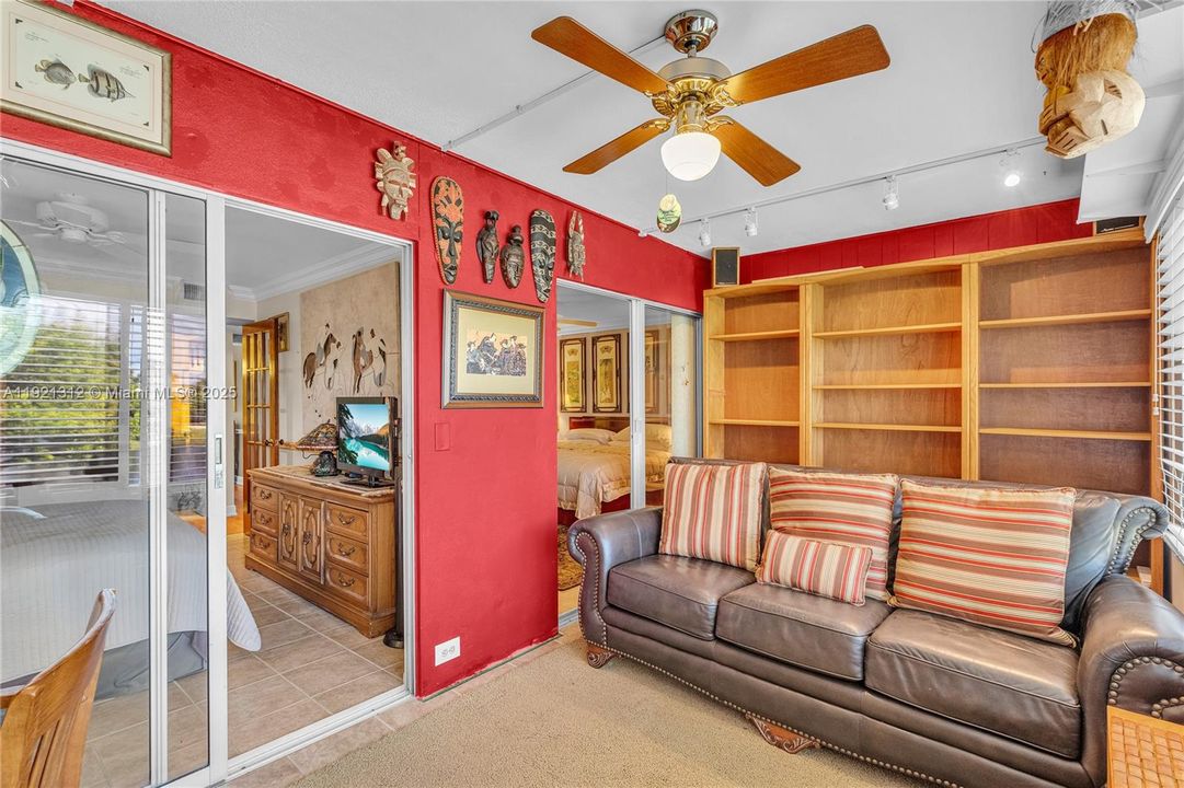 For Sale: $199,000 (2 beds, 2 baths, 983 Square Feet)