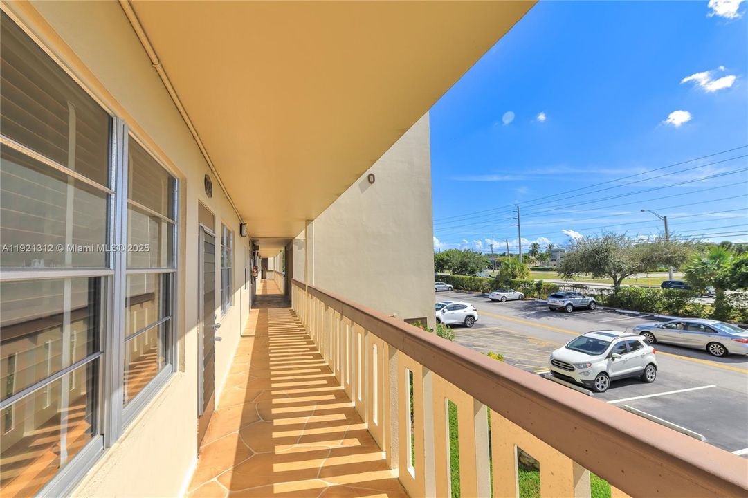 For Sale: $199,000 (2 beds, 2 baths, 983 Square Feet)