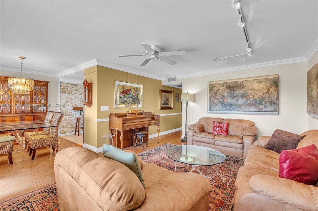 For Sale: $199,000 (2 beds, 2 baths, 983 Square Feet)