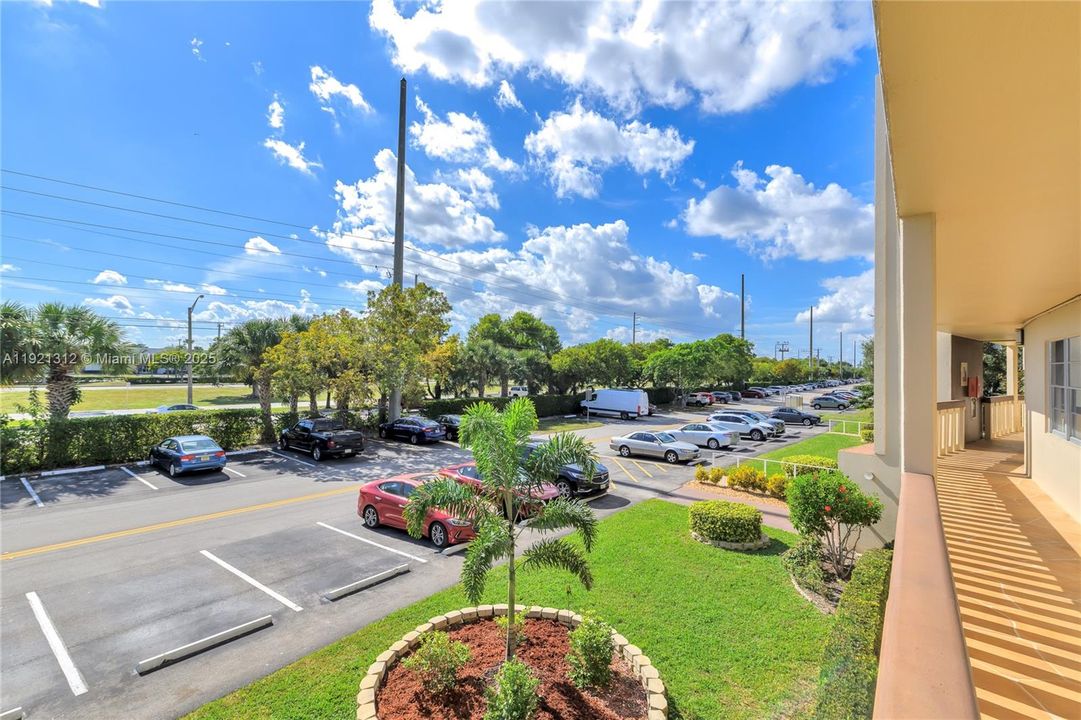 For Sale: $199,000 (2 beds, 2 baths, 983 Square Feet)