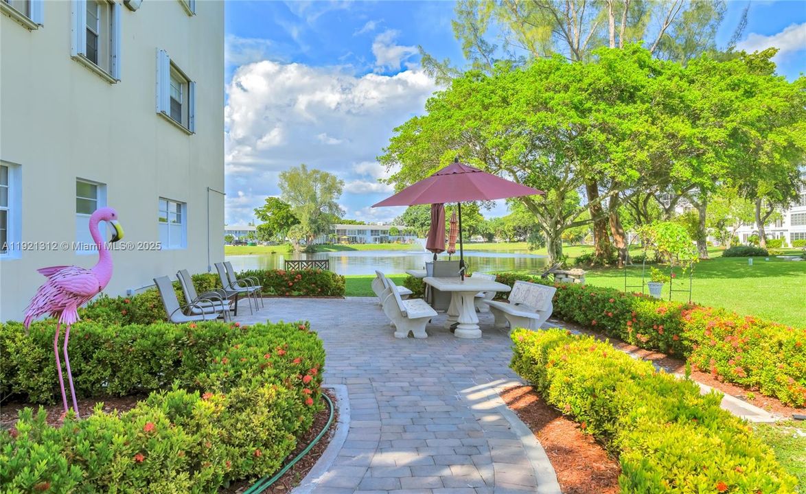 For Sale: $199,000 (2 beds, 2 baths, 983 Square Feet)