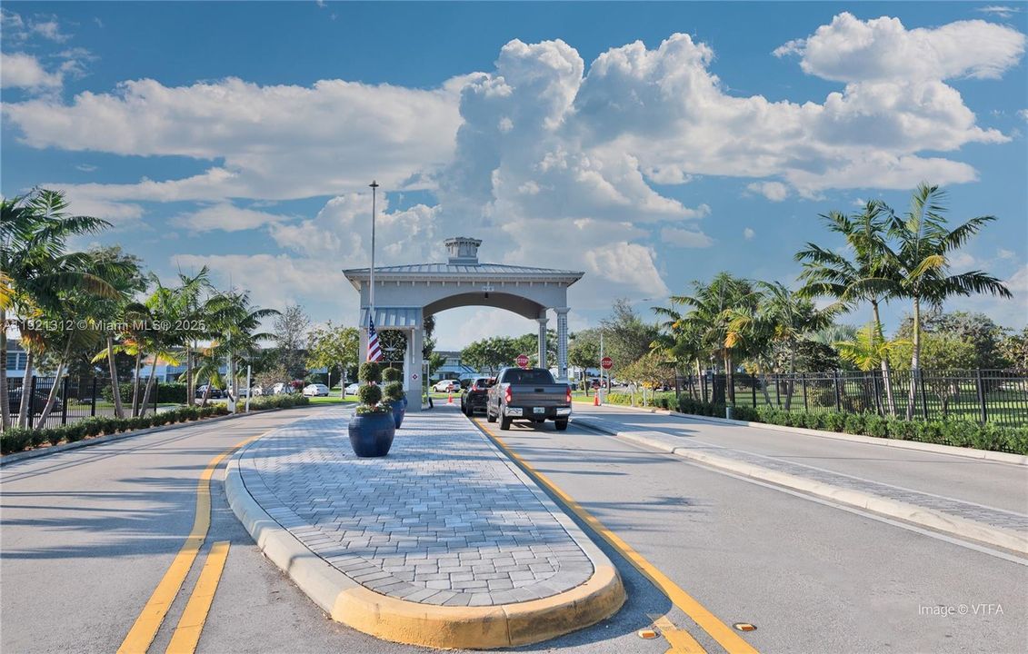 For Sale: $199,000 (2 beds, 2 baths, 983 Square Feet)