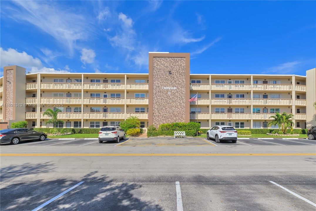 For Sale: $199,000 (2 beds, 2 baths, 983 Square Feet)