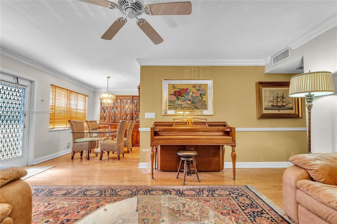 For Sale: $199,000 (2 beds, 2 baths, 983 Square Feet)