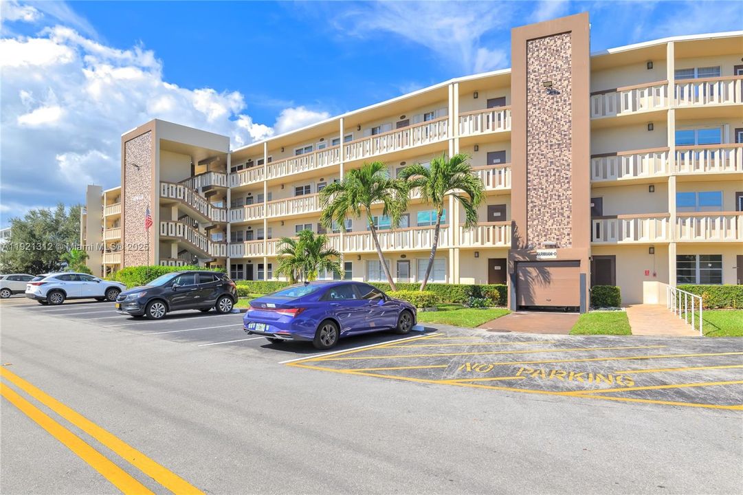 For Sale: $199,000 (2 beds, 2 baths, 983 Square Feet)