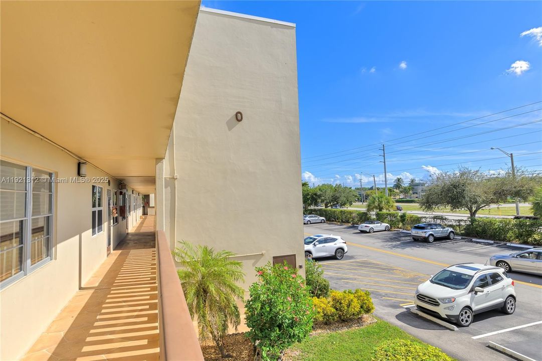 For Sale: $199,000 (2 beds, 2 baths, 983 Square Feet)