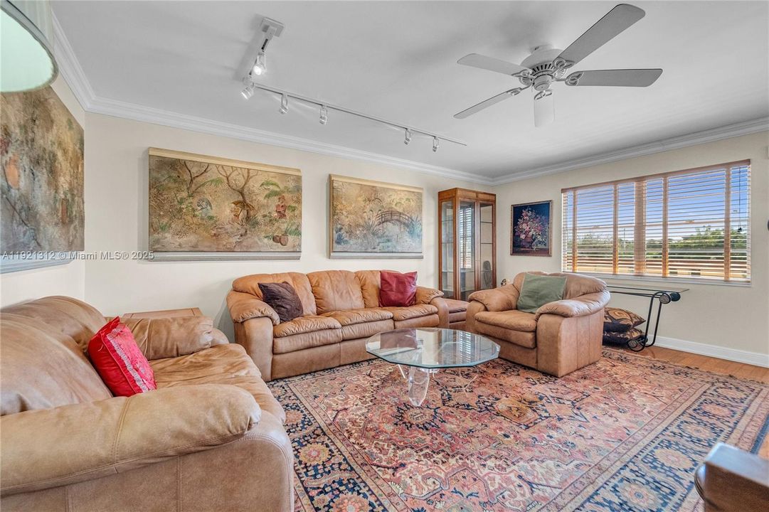 For Sale: $199,000 (2 beds, 2 baths, 983 Square Feet)