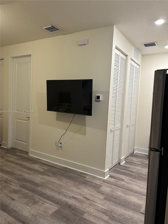 For Rent: $1,850 (0 beds, 1 baths, 2379 Square Feet)