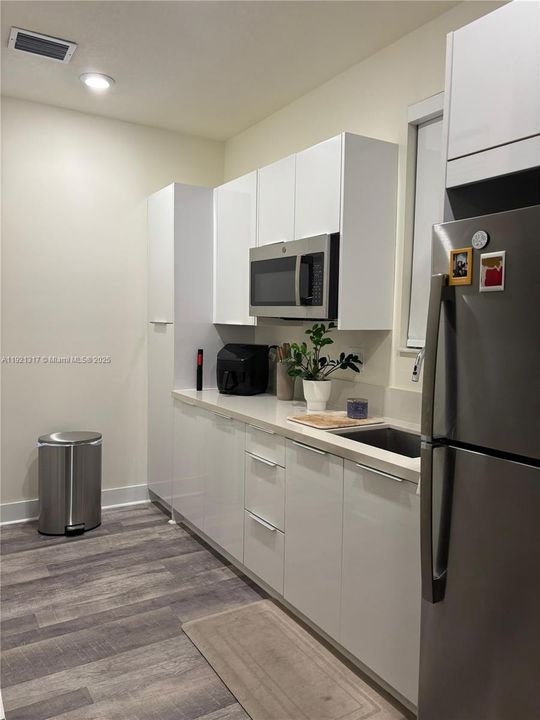 For Rent: $1,850 (0 beds, 1 baths, 2379 Square Feet)