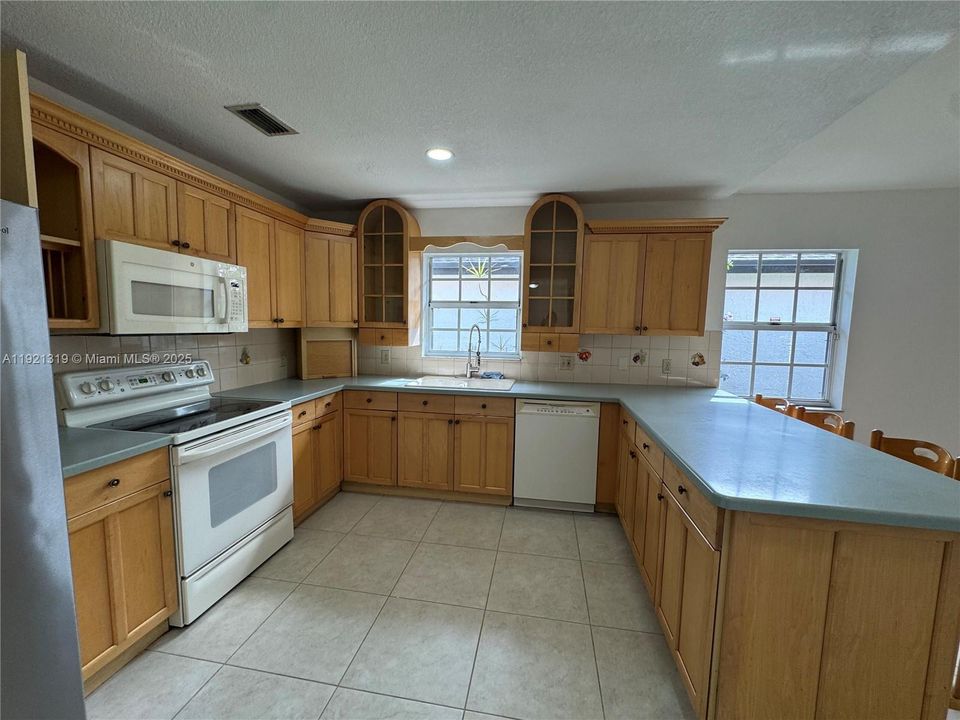 For Sale: $649,900 (3 beds, 2 baths, 1589 Square Feet)