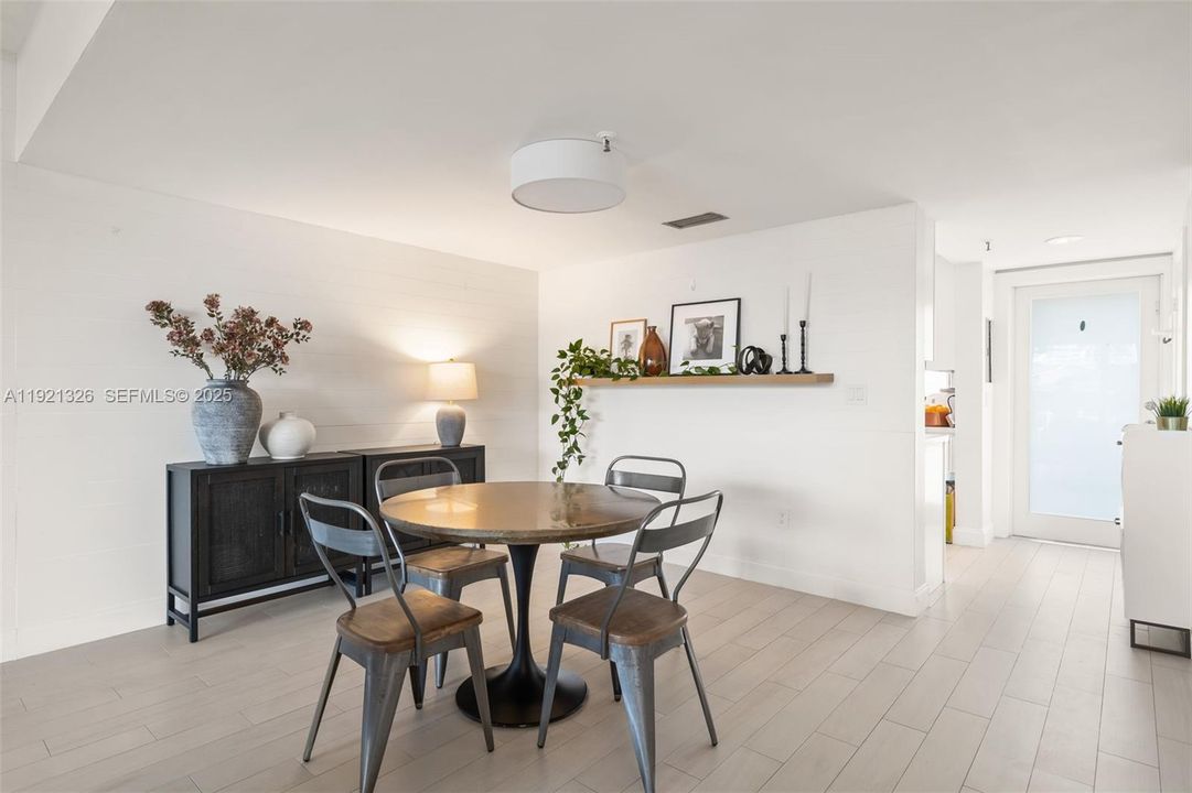 待售: $1,200,000 (3 贝兹, 2 浴室, 2370 平方英尺)