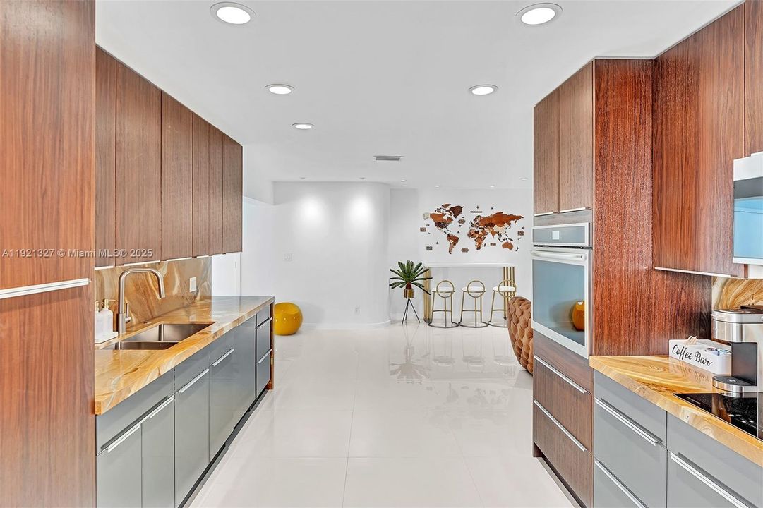 На продажу: $968,000 (3 спален, 2 ванн, 1748 Квадратных фут)