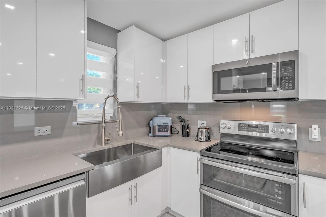 待售: $899,999 (3 贝兹, 2 浴室, 1556 平方英尺)