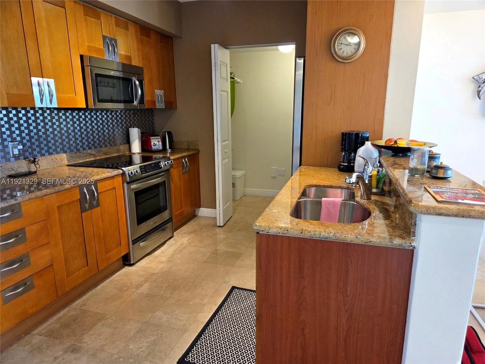 For Sale: $396,000 (2 beds, 2 baths, 1081 Square Feet)