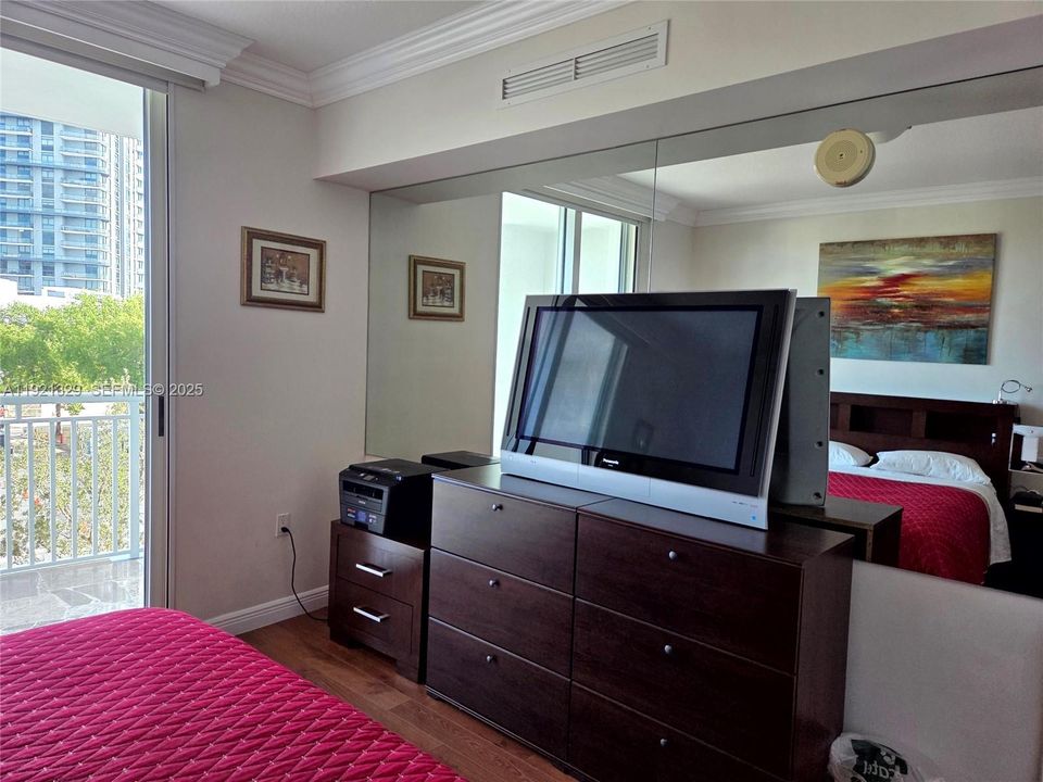 For Sale: $396,000 (2 beds, 2 baths, 1081 Square Feet)