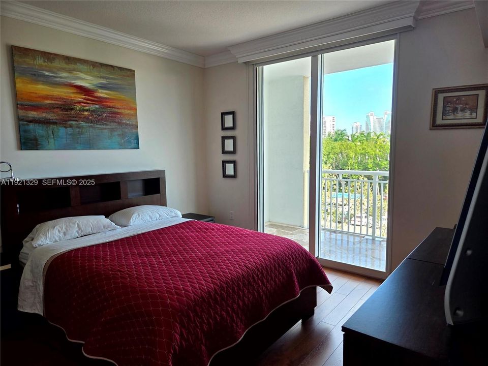 For Sale: $396,000 (2 beds, 2 baths, 1081 Square Feet)