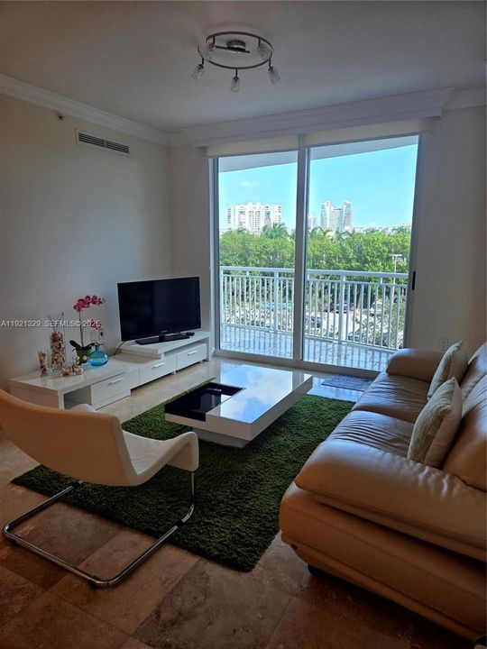 For Sale: $396,000 (2 beds, 2 baths, 1081 Square Feet)