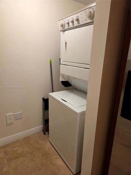 For Sale: $396,000 (2 beds, 2 baths, 1081 Square Feet)