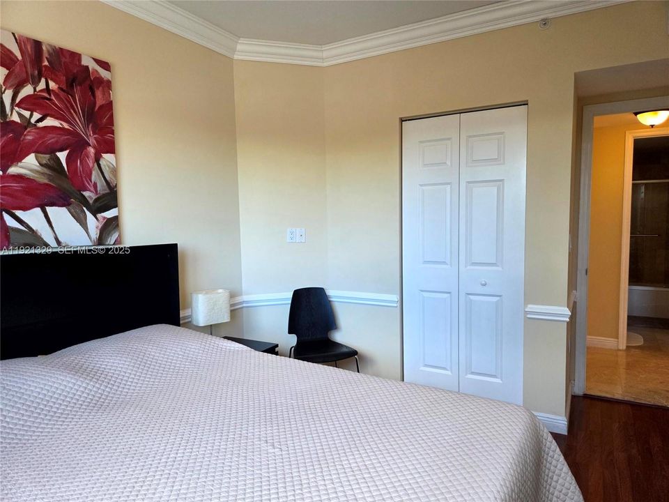 For Sale: $396,000 (2 beds, 2 baths, 1081 Square Feet)