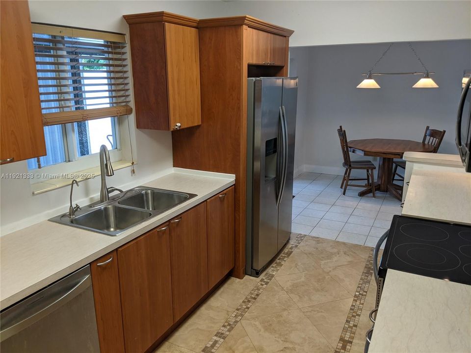 В аренду: $2,400 (2 спален, 1 ванн, 1125 Квадратных фут)