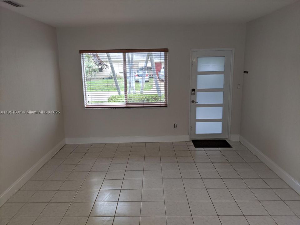 В аренду: $2,400 (2 спален, 1 ванн, 1125 Квадратных фут)