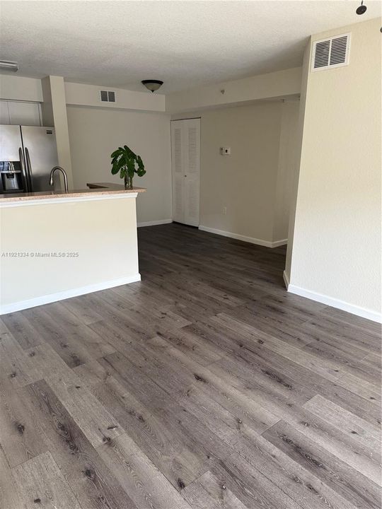 В аренду: $1,800 (2 спален, 2 ванн, 895 Квадратных фут)