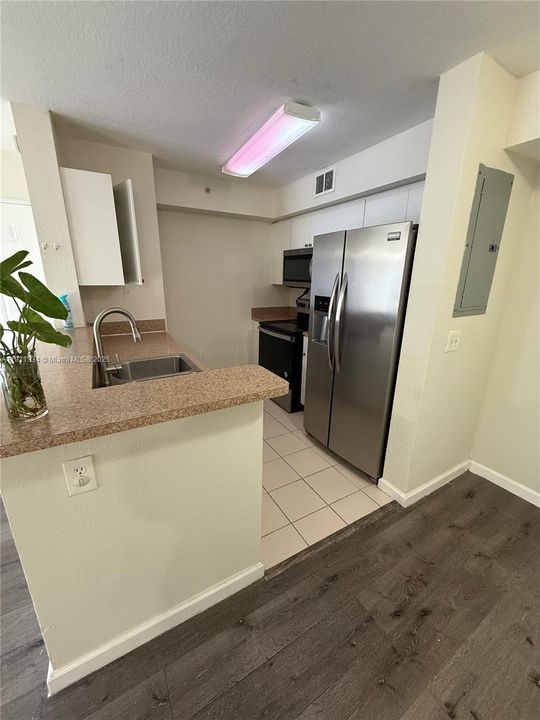 В аренду: $1,800 (2 спален, 2 ванн, 895 Квадратных фут)