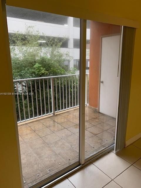 待售: $285,000 (2 贝兹, 2 浴室, 1041 平方英尺)